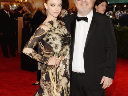 Filmregisseur Pedro Almodovar kam mit Schauspielerin Amanda Seyfried, die eine aufregende Robe von Givenchy Couture trut