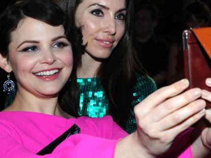 Ein Bild zur Erinnerung: Die beiden Schauspielerinnen Ginnifer Goodwin und Whitney Cummings