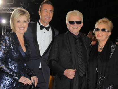 Carmen Nebel (bekam die Charity-Henne) mit Kai Pflaume sowie Sänger Heino und Frau Hannelore