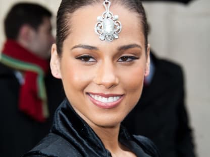 Gut gelaunt strahlt Alicia Keys in die Kameras. Wie so viele andere Stars ist sie momentan in Paris, um sich die Fashion Week anzusehen. Am Dienstag auf dem Plan: Chanel!