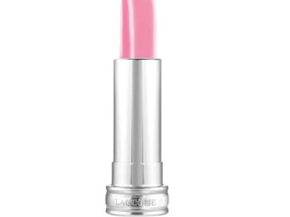 Für die Lippen hat Jessica zu einem Ton in Rosé gegriffen. "Baume In Love Nr.100 Sugar Rose" von Lancôme, ca. 27 Euro