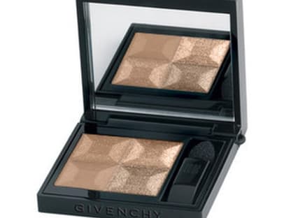 Unter den Augen, unterhalb des Wimpernkranzes hat sie einen goldenen, kupferfarbenen Ton aufgetragen. "Le Prisme Yeux Mono" von Givenchy, ca. 28 Euro. Im <a href="http://shop.ok-magazin.de/givenchy-augen-lidschatten-3-4-g,xkdr4sug3lbmqwtz,i" target="_blank">OK!-Shop</a> können Sie den Lidschatten sofort kaufen...