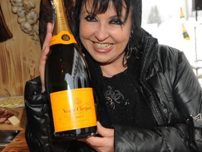 PR-Lady Uschi Ackermann strahlte (neben einer Magnum-Flasche Champagner) in die Kameras