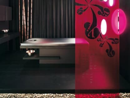 Zum relaxen: Im Berliner "Yi-Spa" kann man Schokolade ganz kalorienfrei in Form von Ganzkörperpeelings mit Schokolade genießen - macht die Haut samtig weich (45 Min. ca. 58 Euro, www.yi-spa.com)