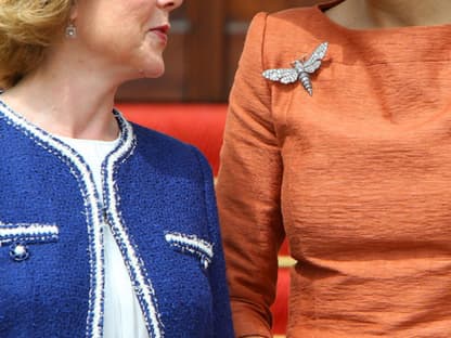 Smalltalk: die First Lady Daniela Schadt und Königin Máxima (in zartem Coral) plaudern angeregt