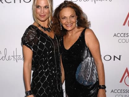 Schauspielerin Molly Sims umarmt Designerin Diane von Fürstenberg