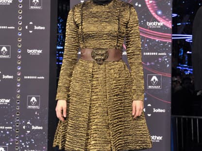 Nicht nur der Weihnachtsschmuck glitzert und glänzt in diesem Jahr. Diane Kruger strahlte bereits im November in einem bronzefarbenen Mantelkleid von Lanvin.