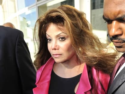 La Toya Jackson klagt an: Ihr Bruder wurde aus Habgier ermordet. "Sie wussten, dass Michael tot mehr wert wäre als lebendig", so die 54-Jährige