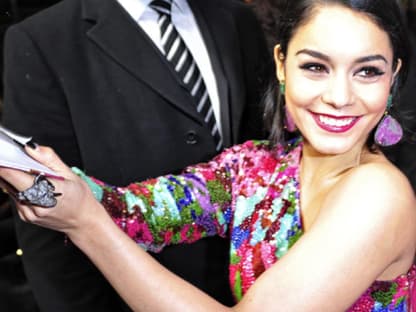 Vanessa Hudgens nimmt sich trotz Kälte Zeit für die Fans