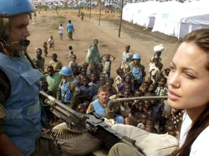 Als UN-Botschafterin besucht sie am 15.9.2003 in Begleitung von Soldaten der UN-Friedenstruppe heimatlos gewordene Kinder in einem Flüchtlingslager bei Bunia in Kongo