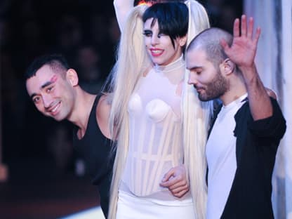 Sie liebt es sich als Kunstfigur zu inszenieren - wie passend, dachte sich Thierry Mugler Art Director Nicola Formichetti (ehemals GaGas Stylist), um die erste Frauenkollektion zu präsentieren ﻿