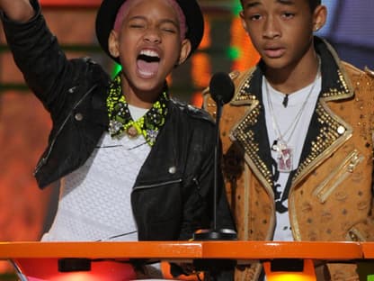 Willow Smith und ihr Bruder Jaden dürfen einen Award an ihren Kumpel Justin Bieber überreichen