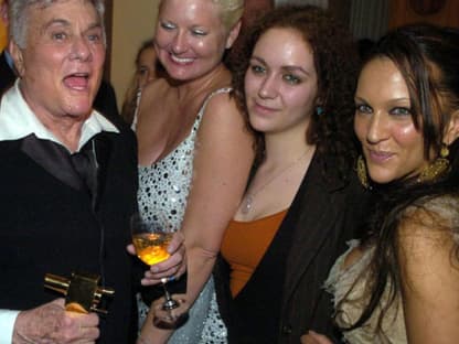 2004 bei der Verleihung der Goldenen Kamera mit ihrem verstorbenen Vater Tony Curtis