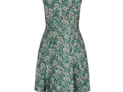 Zum Beispiel mit diesem Kleid von Oasis über <a title="Oasis-Stores.com" href="http://www.oasis-stores.com/oriental-jacquard-dress/dresses/oasis/fcp-product/5550059000" target="_blank">Oasis-Stores.com</a> für ca. 120 Euro, das mit seinem femininen Blumenprint schon jetzt Frühlingsgefühle in uns weckt.