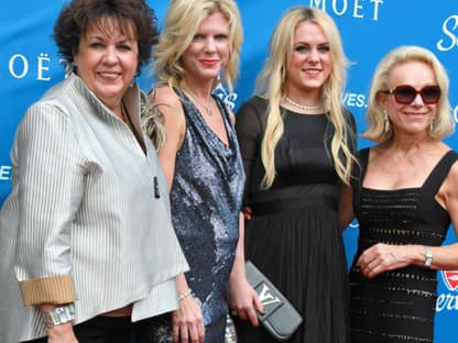 Debbie Phelps mit ihren Töchtern Hilary und Whitney. Ihr prominenter Sohn, Schwimm-Superstar Michael Phelps, war leider nicht mit in New York 