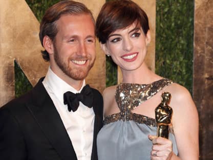 Adam Shulman und Anne Hathaway