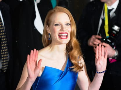 Jessica Chastain hebt entwaffnend die Hände. Dabei hat die Schauspielerin alles richtig gemacht: Das satte Blau ihres Kleides lässt ihre rote Mähne leuchten. Damit geht sie allem Ärger mit der Fashion-Police aus dem Weg.