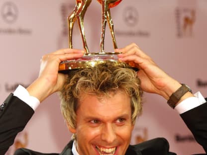 Sascha Grammel ist der beste Comedian und alberte mit seiner Trophäe herum