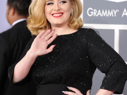 Endlich wieder da! Nach einer Stimmband-OP zeigte sich die britische Soulsängerin Adele erstmals wieder bei den Grammys in der Öffentlichkeit