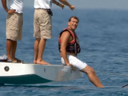 Pierce Brosnan bekommt Hilfe beim Wasser-Ski