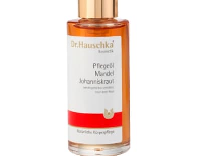 Körperpflege: Für trockene Hautpartien: "Pflegeöl Mandel Johanniskraut" von Dr. Hauschka, 75 ml ca. 13 Euro  
