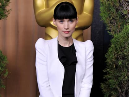 Heimlicher Favorit: Rooney Mara schaffte mit dem Film "Verblendung" den Durchbruch - und holte sich damit zumindest eine Oscar-Nominierung in der Kategorie "Beste Hauptdarstellerin". Ob sie den Goldjungen holt erfahren wir am 26. Februar!