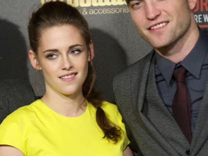 15. November 2012: Die "Twilight"-Karawane hält in Madrid: Kristen Stewart und Robert Pattinson lächeln zaghaft in die Kameras ...