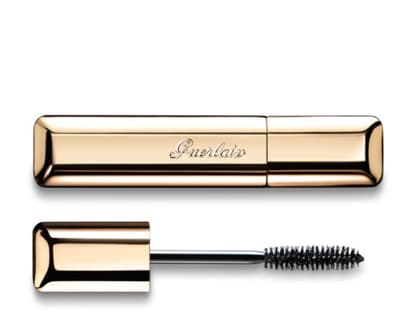 Die zweifache Mutter hat die unteren Wimpern zusätzlich getuscht. Dafür ist die "Mascara Cils d'Enfer" von Guerlain, ca. 31 Euro perfekt geeignet