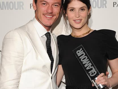 Gemma Arterton mit Luke Evans und ihrem Award