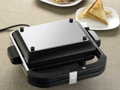 Waffeleisen "Sandwich & Grill":
3 in 1 durch auswechselbare Heizplatten. Mit Heizplatten-Aufbewahrungsbox und Fettauffangschale. Preis 89,90 Euro