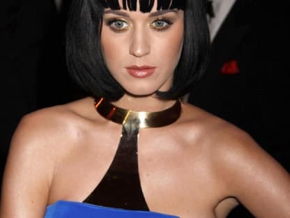 Kontrastreich: Katy Perry trug die Trendfarben Schwarz und Blau