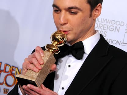 Jim Parsons küsst seinen Award als "Bester Darsteller" in einer Comedy-Serie in "The Big Bang Theory"