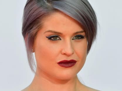 Kelly Osbourne trägt momentan nicht nur grau-violette Haare, sie setzt die angesagte Farbe auch auf ihre Lider. Mit den folgenden Produkten kann sich jeder ein bisschen Trend-Grau aufpinseln