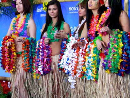 Weil der Film größtenteils auf Hawaii spielt, wurden die Premieren-Gäste von typischen Hula-Hula-Mädchen begrüßt