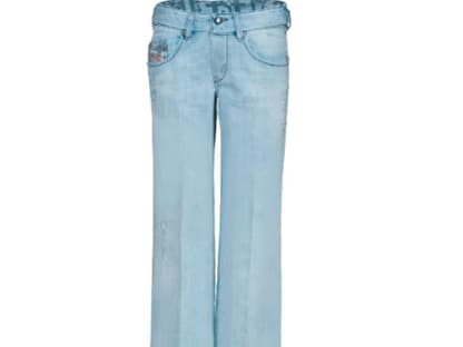 Light Denim: wie von der Sonne geküsst. Die neuen Jeans in Bleached-Optik sorgen für helle Aufregung. Unsere Styling-Favoriten dazu: verspielte Chiffonblusen, große Ketten und Plateausandalen im Retro-Stil. Light Denim mit Bügelfalte von Diesel, ca. 140 Euro