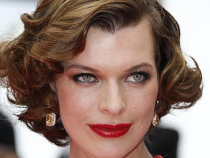 Mila Jovovich ganz ladylike