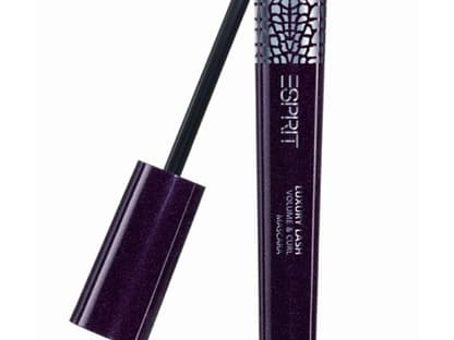 "Luxury Lash Mascara" von Esprit verwöhnt die Wimpern mit einer neuen Patent-Formel: Die Wimpern bleiben den ganzen Tag über sichtbar betont und geformt und fühlen sich angenehm leicht an, ca. 10 Euro