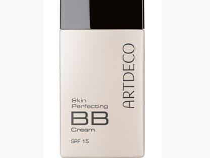 Die "Skin Perfecting BB Cream" ist ein 8-in-1 Produkt, also ein echtes Allround-Talent: Sie pflegt, liegt leicht auf der Haut und ist feuchtigkeitsspendend. Von Artdeco, 30 ml, 17 Euro, in den Nuancen Nr. 3 "Sand" und Nr. 6 "Ale Beach"