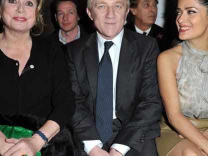 Catherine Deneuve, Francois-Henri Pinault, Salma Hakey bei Yves Saint-Laurent in der Frontrow