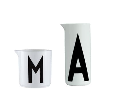 Stilisch und minimalistisch. Die Becher, Milchkännchen und Wasserkaraffen von Arne Jacobsen über Design Letters, ab ca. 20 Euro