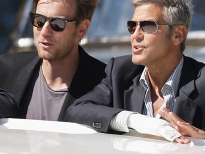 Mit dem Wassertaxi geht es zur Premiere - den beiden Hauptdarsteller Ewan McGregor und George Clooney von "Men Who Stare at Goats" gefällts