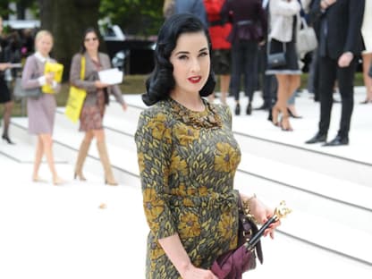 Stilvoll! Burlesque-Queen Dita von Teese hüllt sich in ein Wickelkleid mit Sonnenblumen-Print von Burberry Prorsum.