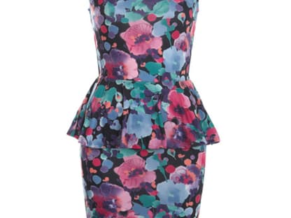 Flower-Power! Das Peplum-Dress ist mit Blumen im Aquarell-Look verziert. Über missselfridges.com, ca. 35 Euro 