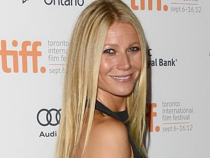 Gegen Falten im Gesicht schwört Gwyneth Paltrow auf das Gift von Schlangen. Die To-Go-Gesichtsbehandlung ist einfach und ungefährlich, da es sich um synthetisches Gift handelt, aber eine ähnlich lähmende Wirkung wie Botox hat