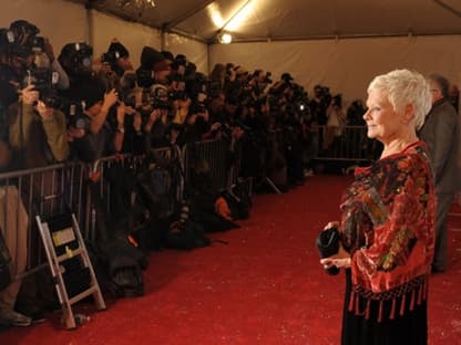 Judy Dench im Blitzlichtgewitter der Fotografen