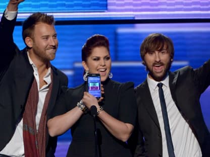 Hillary Scott, Charles Kelley, Dave Haywood von "Lady Antebellum" durften eine Laudatio halten und sogar selbst einen Preis entgegennehmen. Als "Beste Band - Country"