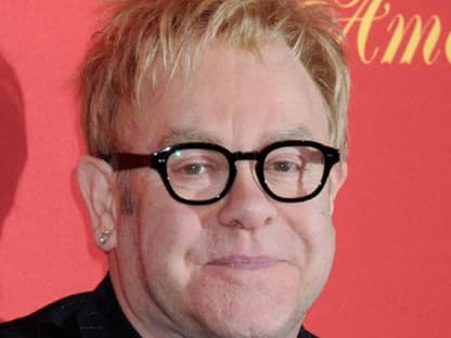 Nicht nur Frauen, sondern auch viele Männer tragen begeistert Schmuck. Einer davon: Sir Elton John. Er kam aber mit dezentem Ohrschmuck zur Gala