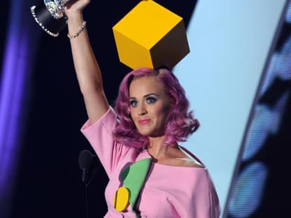 Verkleidungskünstlerin: Katy Perry mit einem Würfel auf dem Kopf