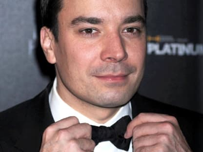 Komiker Jimmy Fallon richtet sich noch schnell das Outfit