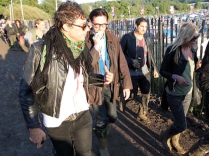 Gleiches Festival, gleiche Frau, anderer Mann: Auch mit ihrm Bald-Ehemann Jamie Hince besucht Miss Moss gerne das Glastonbury-Festival